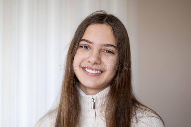 Jeune femme souriante en pull décontracté. Portrait d'une jeune femme joyeuse aux cheveux longs portant un pull léger photo stock