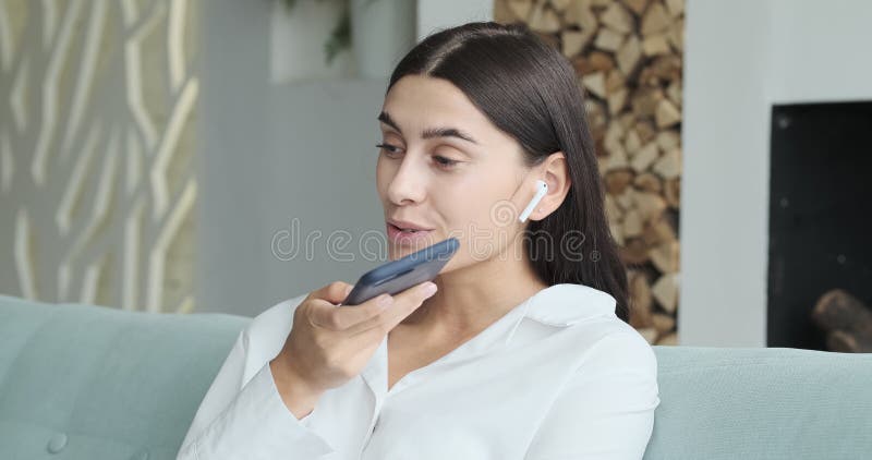 Jeune femme souriante enregistrant un message audio à un ami clips vidéos