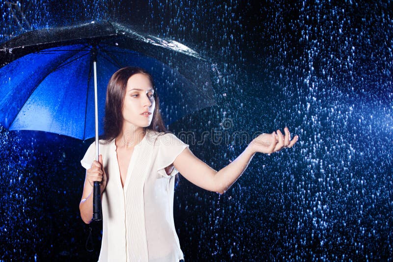 Jeune femme sous le parapluie Protection contre la pluie photo stock Jeune femme sous le parapluie Protection contre la pluie photo stock