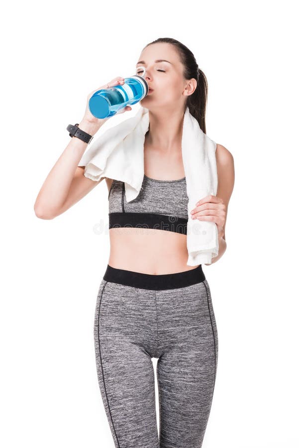 jeune femme sportive avec de l'eau potable de serviette de la bouteille de sports photographie stock libre de droits jeune femme sportive avec de l'eau potable de serviette de la bouteille de sports photographie stock libre de droits