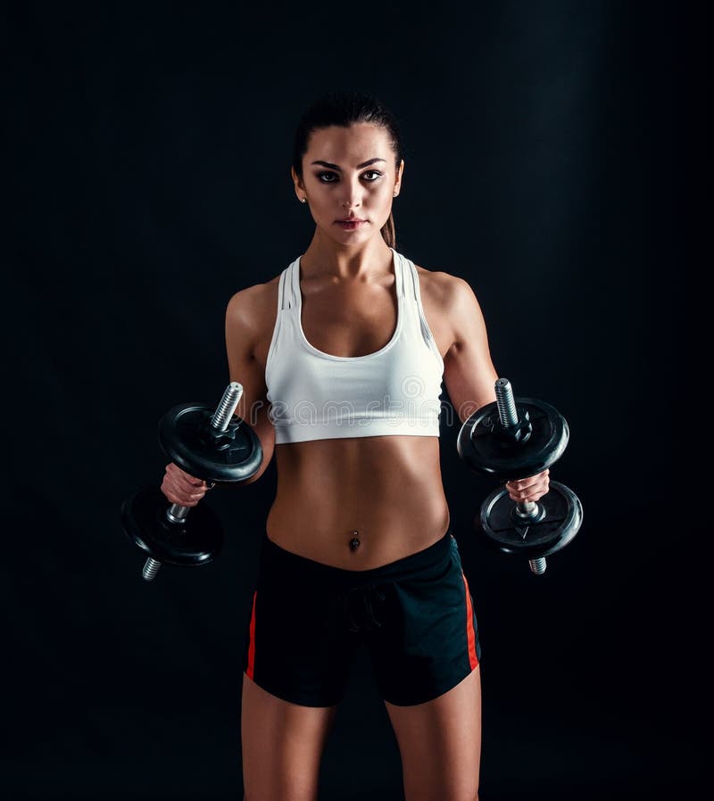 Un modèle de sport féminin attrayant en vêtements de sport à la mode sur  fond blanc. Sport et mode de vie sain image libre de droit par innarevyako  © #523251240