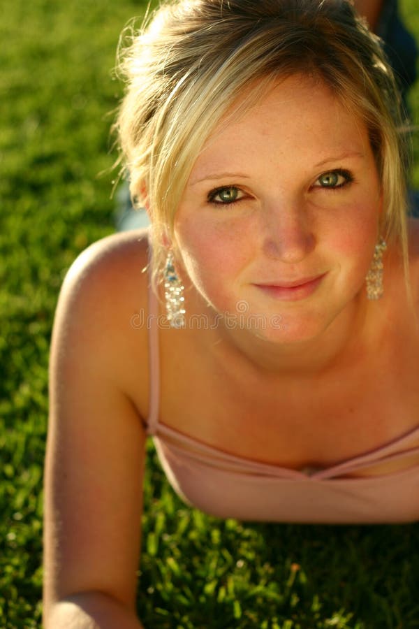 Jeune femme sur l'herbe photos stock Jeune femme sur l'herbe photos stock