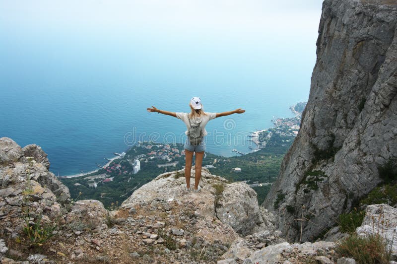 Jeune femme sur la montagne photos stock Jeune femme sur la montagne photos stock