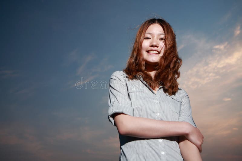 Jeune femme sur la plage au coucher du soleil image stock Jeune femme sur la plage au coucher du soleil image stock