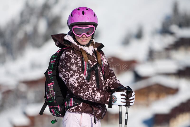 Jeune femme sur la station de sports d'hiver photos stock Jeune femme sur la station de sports d'hiver photos stock