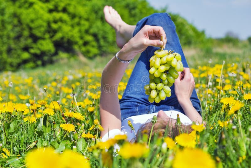 Jeune femme sur un pré de fleur image libre de droits Jeune femme sur un pré de fleur image libre de droits