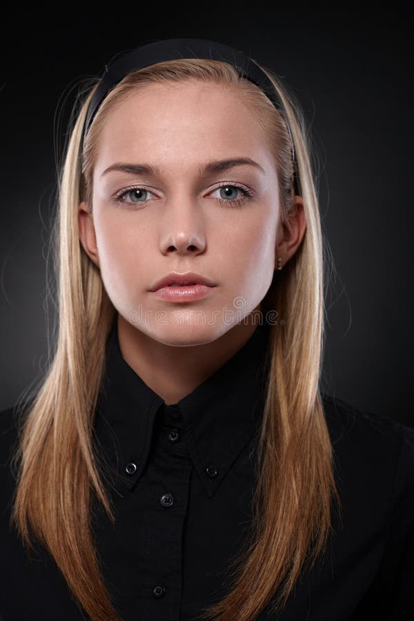 Jeune femme sérieux dans le noir images stock