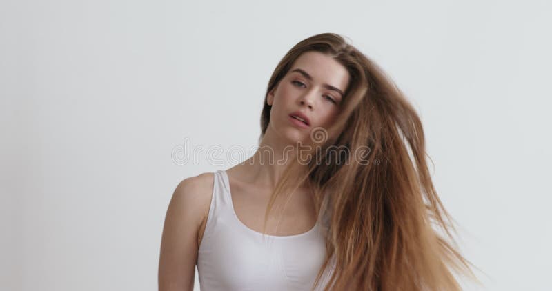 Jeune femme sûre faisant la longue coiffure regardant à travers le miroir banque de vidéos