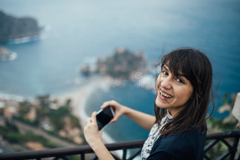 Jeune femme voyageant en Italie Taormina de visite, Sicile, Italie Voyageur de femme appréciant charmant la ville côtière méditer photo libre de droits Jeune femme voyageant en Italie Taormina de visite, Sicile, Italie Voyageur de femme appréciant charmant la ville côtière méditer photo libre de droits