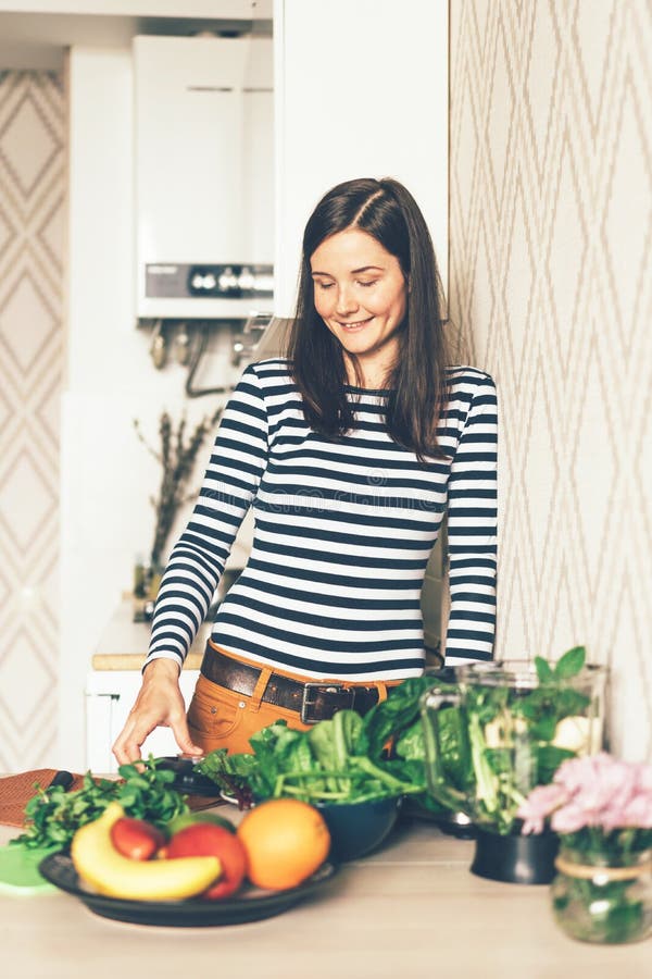 Jeune femme élégante de hippie à l'intérieur de sa cuisine image stock Jeune femme élégante de hippie à l'intérieur de sa cuisine image stock