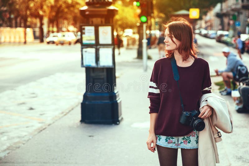 Jeune femme élégante sur le fond de la rue européenne de ville de photos libres de droits Jeune femme élégante sur le fond de la rue européenne de ville de photos libres de droits
