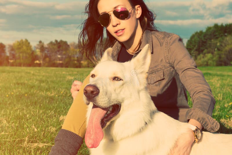 Jeune fille attirante avec son chien photographie stock libre de droits Jeune fille attirante avec son chien photographie stock libre de droits
