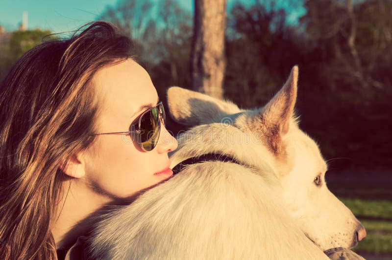 Jeune fille attirante avec son chien, image colorised photo stock Jeune fille attirante avec son chien, image colorised photo stock