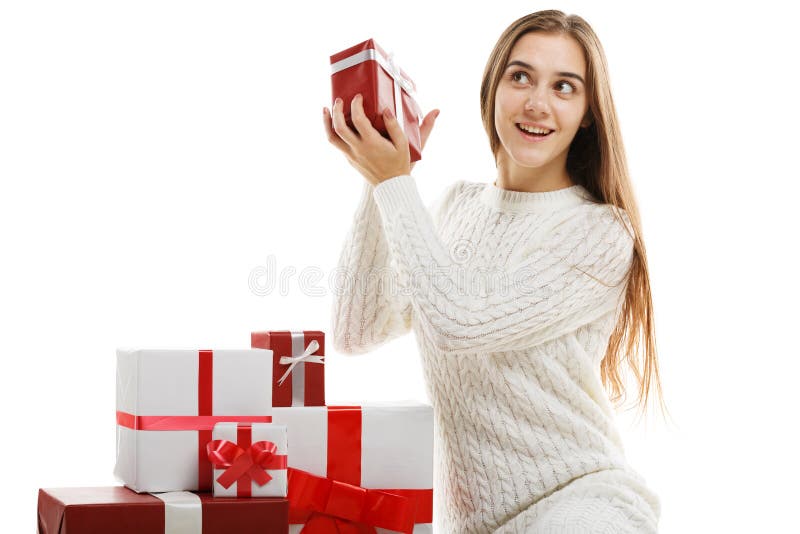 Jeune fille avec des cadeaux d'isolement sur le fond blanc photographie stock libre de droits Jeune fille avec des cadeaux d'isolement sur le fond blanc photographie stock libre de droits