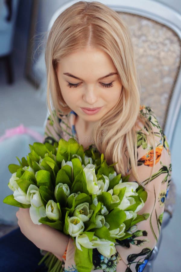 Jeune fille avec des fleurs Le concept de la célébration, mode de vie, le 8 mars, amour image libre de droits Jeune fille avec des fleurs Le concept de la célébration, mode de vie, le 8 mars, amour image libre de droits