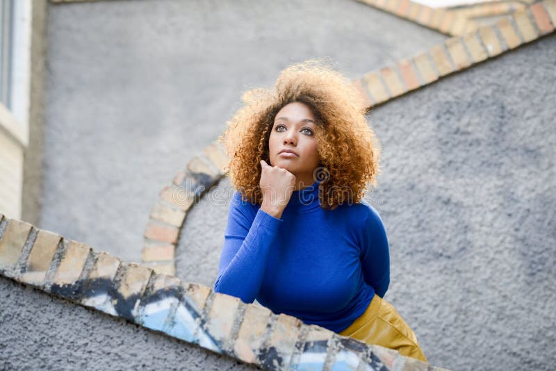 Jeune fille avec la coiffure Afro à l'arrière-plan urbain photos libres de droits Jeune fille avec la coiffure Afro à l'arrière-plan urbain photos libres de droits