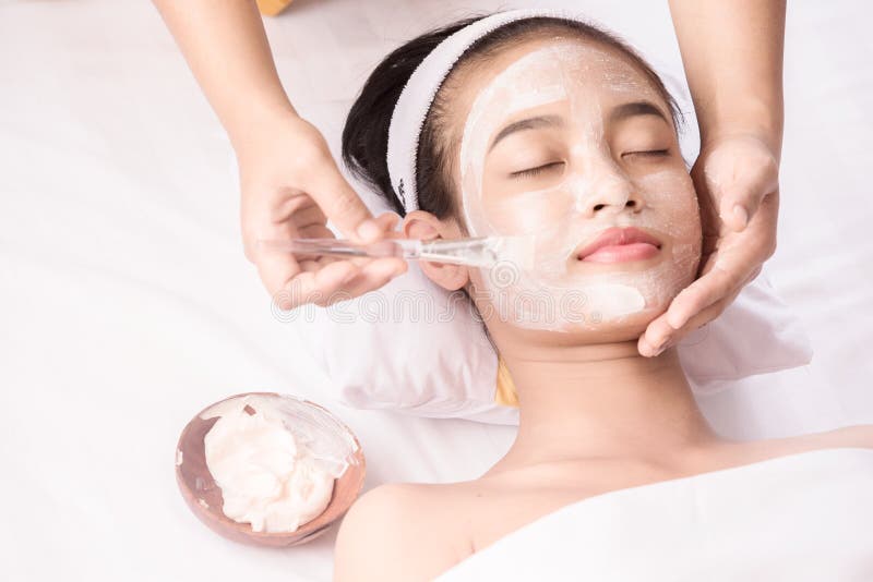 Jeune fille avec le masque facial photographie stock libre de droits Jeune fille avec le masque facial photographie stock libre de droits