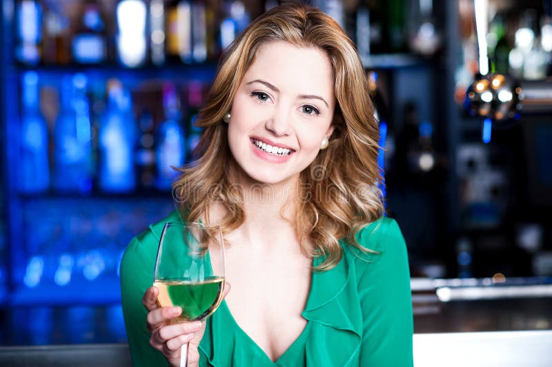 Jeune fille avec un verre de champagne images stock Jeune fille avec un verre de champagne images stock