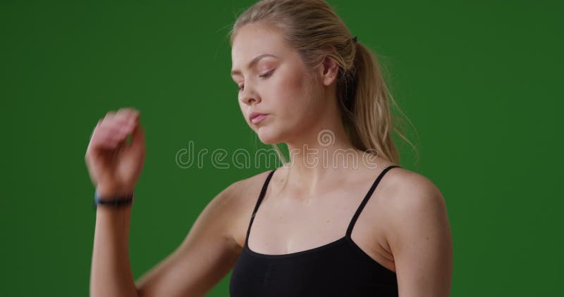 Jeune fille blanche millénaire en vêtements de gym regardez au loin sur l'écran vert