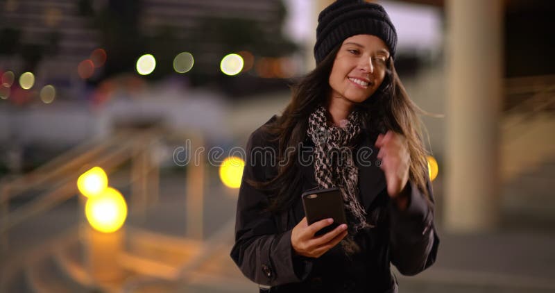 Jeune fille blanche texto ses amis dans la ville