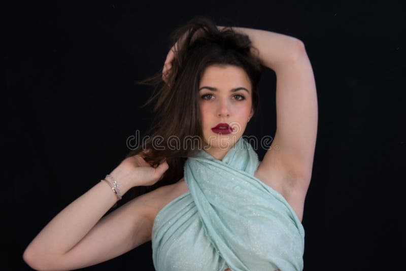 Jeune fille blonde avec la longue bâche de cheveux droits et de pashmina photographie stock Jeune fille blonde avec la longue bâche de cheveux droits et de pashmina photographie stock