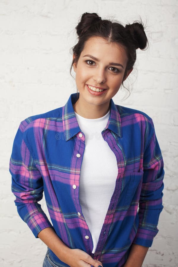 Jeune fille branchée hipster posant émotionnel isolé sur fond blanc heureux sourire cool mode de vie photo libre de droits