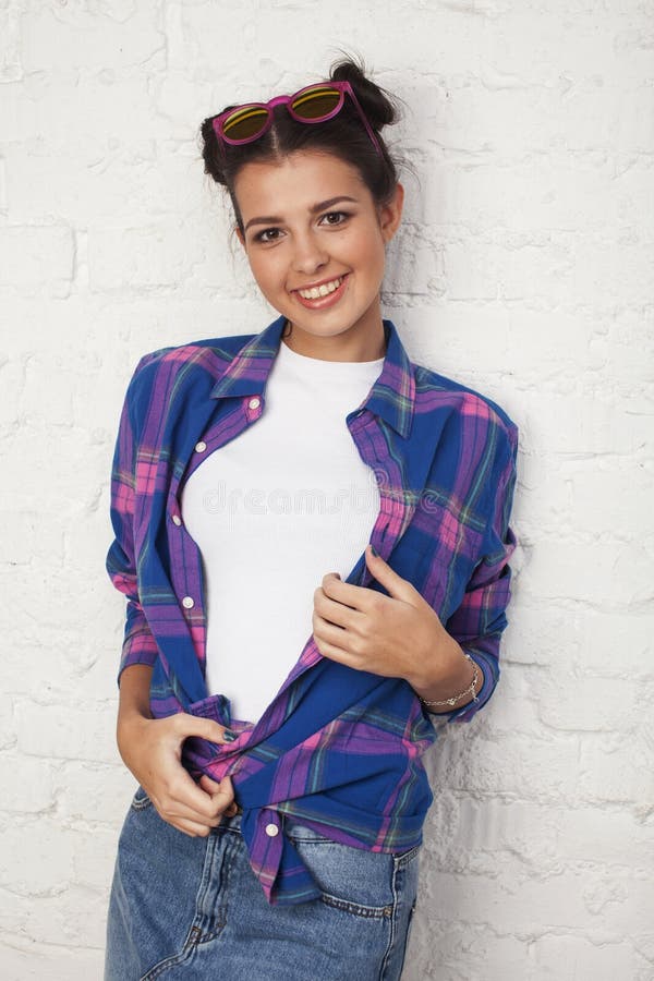 Jeune fille branchée hipster posant émotionnel isolé sur fond blanc heureux sourire cool mode de vie image libre de droits