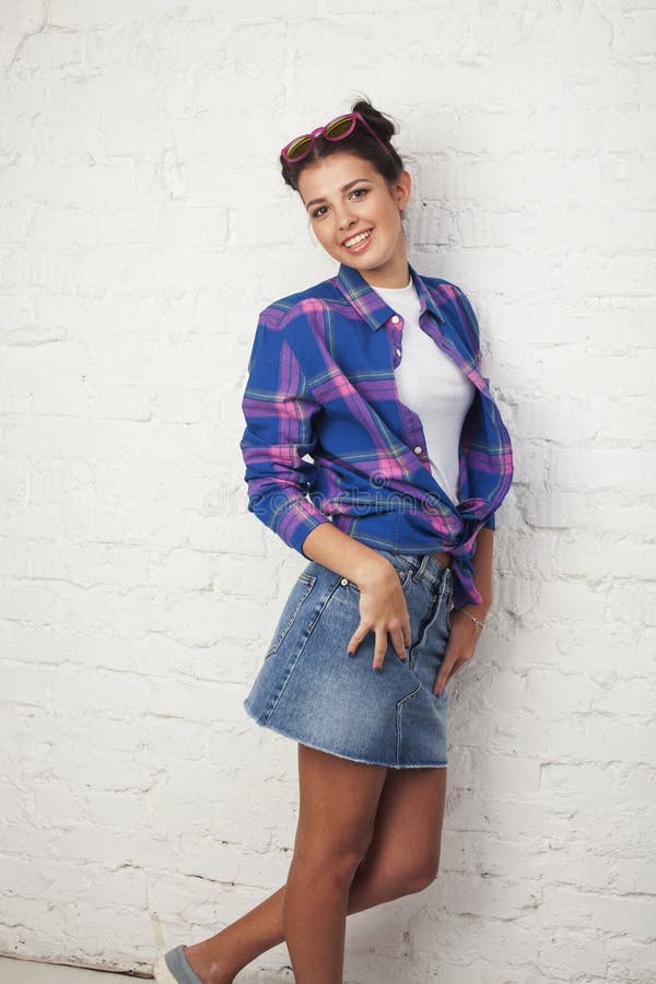 Jeune fille branchée hipster posant émotionnel isolé sur fond blanc heureux sourire cool mode de vie photo libre de droits
