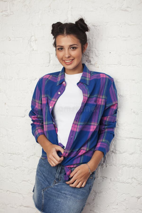 Jeune fille branchée hipster posant émotionnel isolé sur fond blanc heureux sourire cool mode de vie photo libre de droits