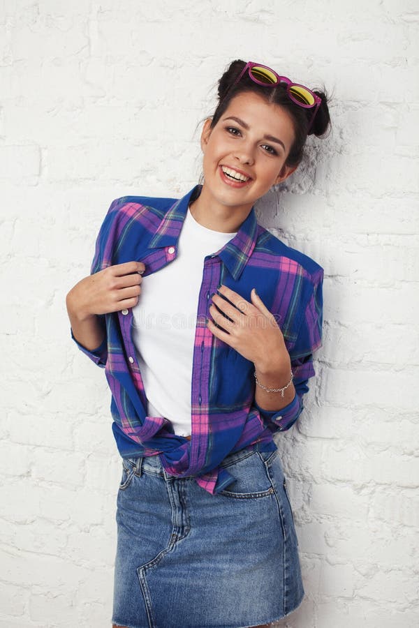 Jeune fille branchée hipster posant émotionnel isolé sur fond blanc heureux sourire cool mode de vie image stock