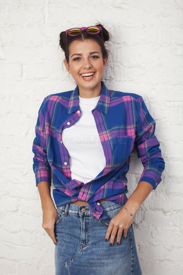 Jeune fille branchée hipster posant émotionnel isolé sur fond blanc heureux sourire cool mode de vie image stock