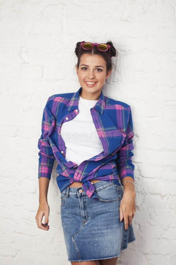 Jeune fille branchée hipster posant émotionnel isolé sur fond blanc heureux sourire cool mode de vie photo libre de droits