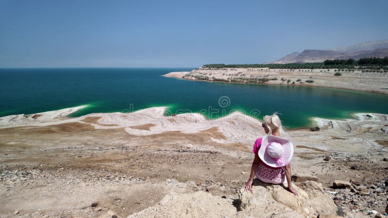 Jeune fille contemplant paysage panoramique au bord du lac banque de vidéos