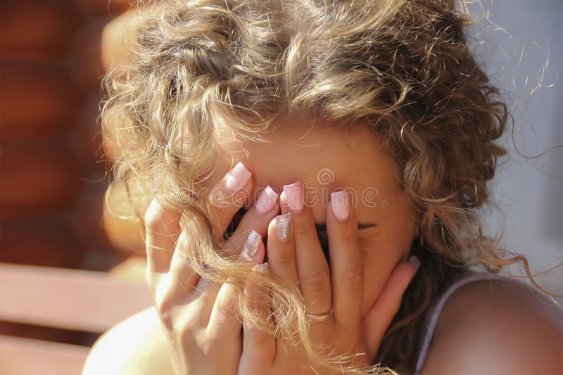 Jeune fille, couverte son visage de ses mains images stock Jeune fille, couverte son visage de ses mains images stock