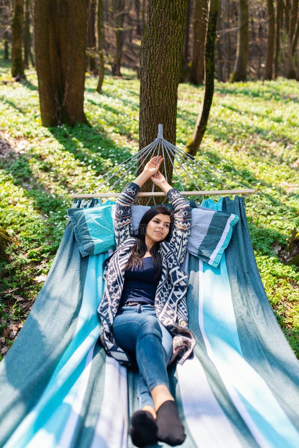 Jeune fille de beatifull dans l'hamac appréciant le week-end ensoleillé quelque part au printemps en bois photos stock Jeune fille de beatifull dans l'hamac appréciant le week-end ensoleillé quelque part au printemps en bois photos stock