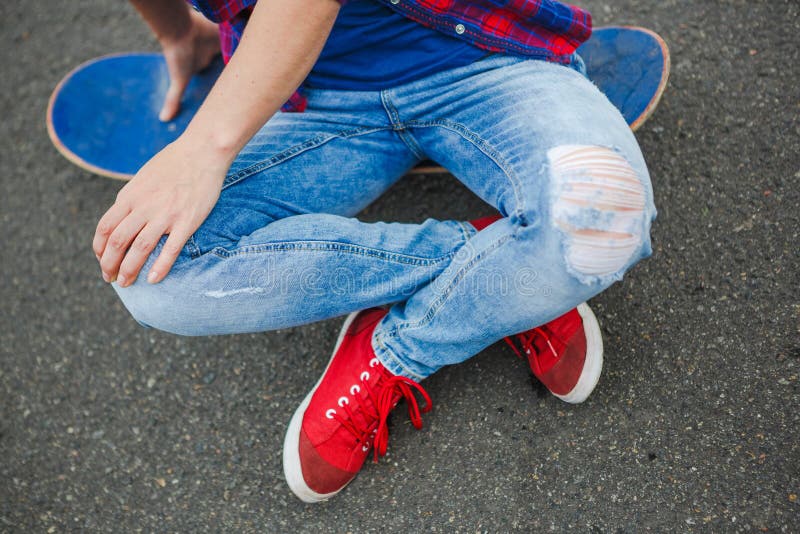 Jeune fille de hippie avec le conseil de patinage sur la route image libre de droits Jeune fille de hippie avec le conseil de patinage sur la route image libre de droits