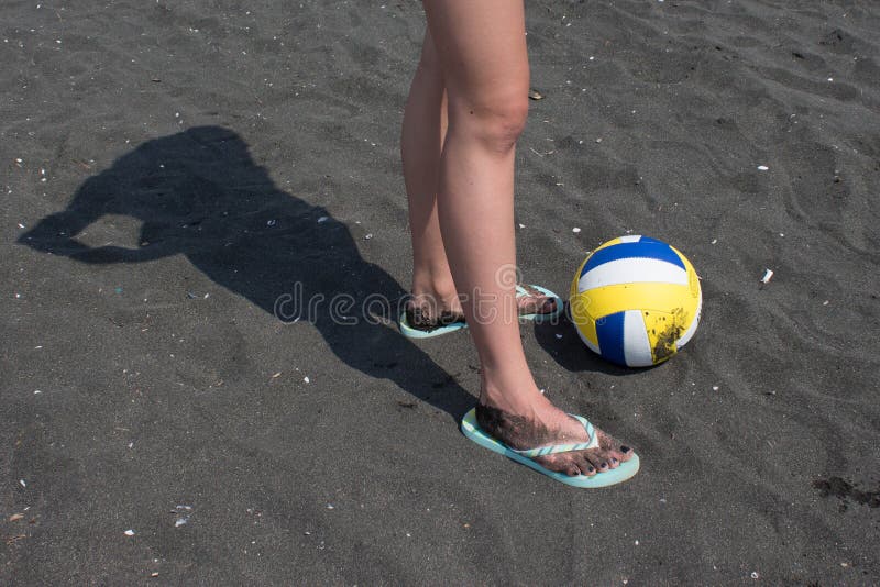 Jeune Fille De Jambes Nues Sur La Plage Et La Boule De Sable Image