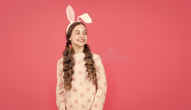 Jeune fille de pâques heureux dans les oreilles lapin lapin lapin et pyjama copier l'espace Pâques images libres de droits