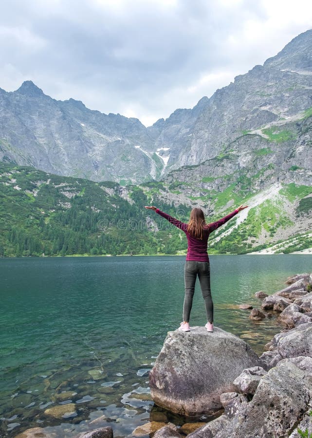 Jeune fille de touristes sur l'oeil de mer de Morskie Oko de lac, Zakopane, Pologne, haut Tatras images libres de droits Jeune fille de touristes sur l'oeil de mer de Morskie Oko de lac, Zakopane, Pologne, haut Tatras images libres de droits