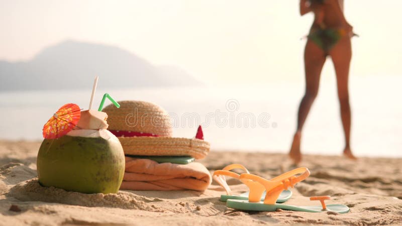 Jeune fille de touristes sur la plage enlevant le chapeau et le fonctionnement nu-pieds à la mer 4K, au ralenti Phuket, Thaïlande banque de vidéos