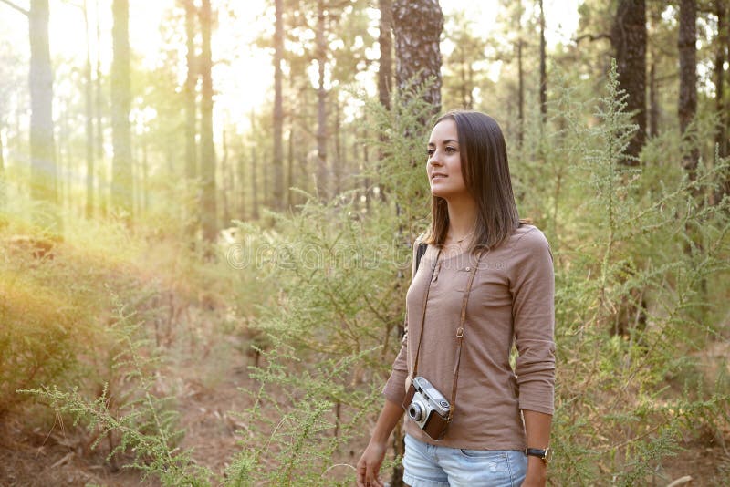 Download Jeune Fille Errant Dans Les Bois Image stock - Image du bleu, curieux: 76080173