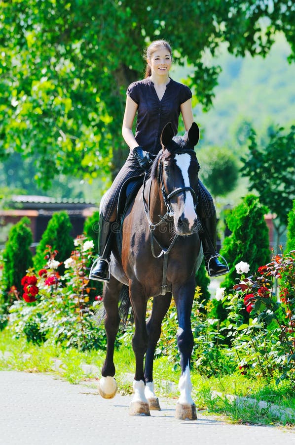 Jeune fille et cheval noir photo stock. Image du équin - 21996146