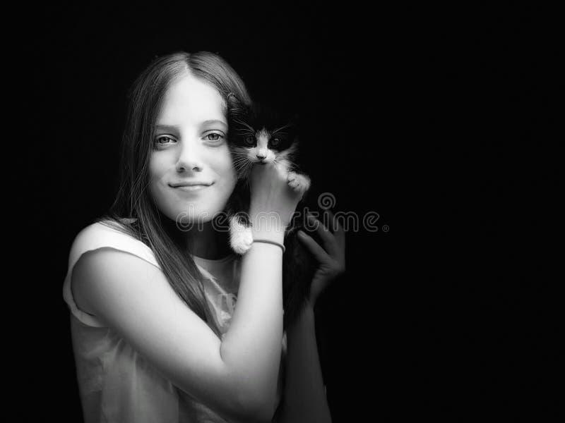 Jeune fille et son portrait noir et blanc de minou photographie stock Jeune fille et son portrait noir et blanc de minou photographie stock