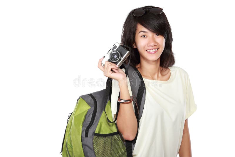 Jeune fille heureuse avec l'appareil-photo de vintage partant en vacances