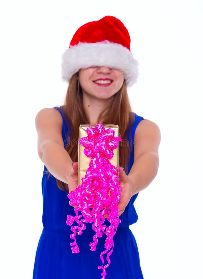 Jeune fille heureuse en chapeau de Noël et cadeau de se tenir image stock Jeune fille heureuse en chapeau de Noël et cadeau de se tenir image stock