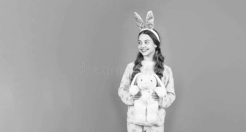 Jeune fille heureuse porter des oreilles de lapin. pâques heureux. bonheur d'enfance. enfant aux oreilles de lapin et pyjama photos libres de droits