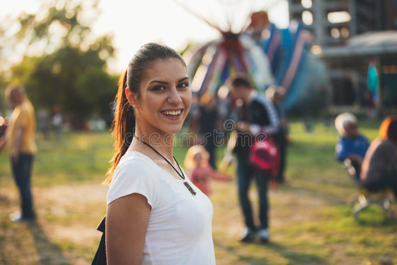 Jeune fille heureuse à la fête foraine photo libre de droits Jeune fille heureuse à la fête foraine photo libre de droits