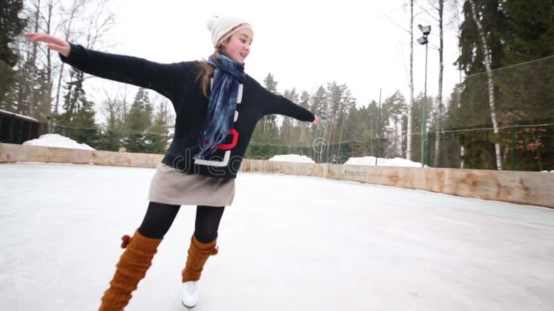 Jeune fille joyeuse patins gracieux à la patinoire banque de vidéos