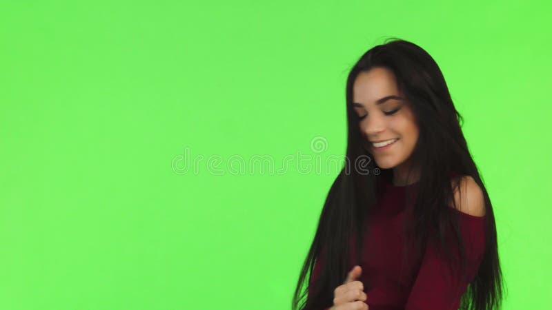 Jeune fille joyeuse posant sur fond vert vif banque de vidéos
