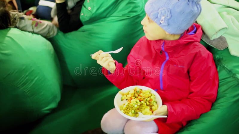 Jeune fille manger végétarien et s'assoit sur vert clips vidéos